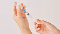 Đang bị cảm cúm có chích ngừa cúm được không?