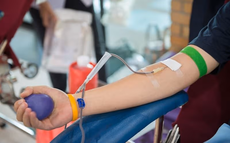 đang uống thuốc kháng sinh có hiến máu được không