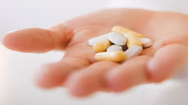 Đang uống thuốc kháng sinh có hiến máu được không?