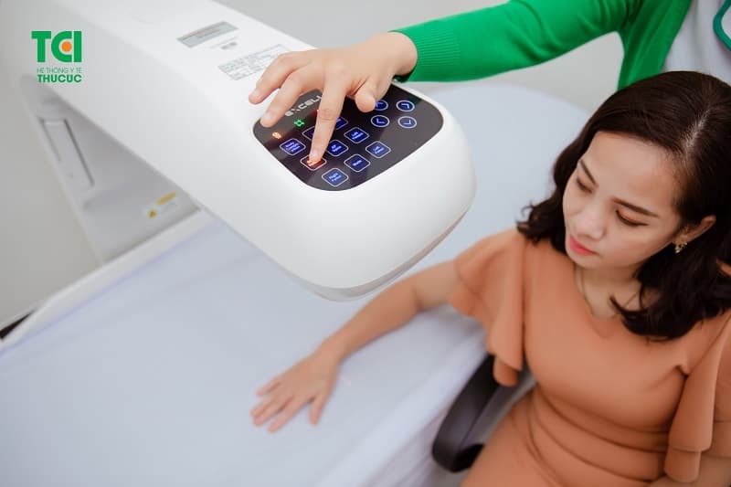 Sau tuổi 50, quá trình mất xương diễn ra nhanh hơn khả năng tái tạo, khiến mật độ xương suy giảm dần