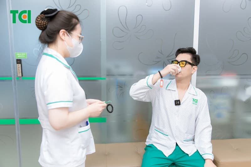 Bạn có thể uống nước lọc với lượng vừa phải trước khi đi khám để tránh mệt, hạ đường huyết và hỗ trợ lấy máu thuận lợi hơn