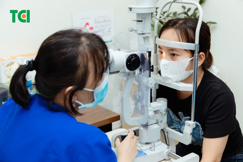 Từ tuổi trung niên, nguy cơ mắc các bệnh lý mắt sẽ cao hơn