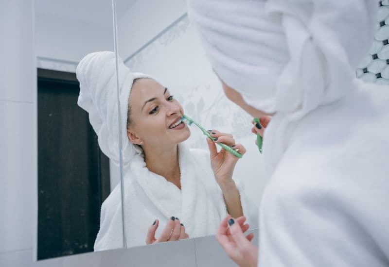 sau khi nhổ răng khôn bao lâu thì được đánh răng