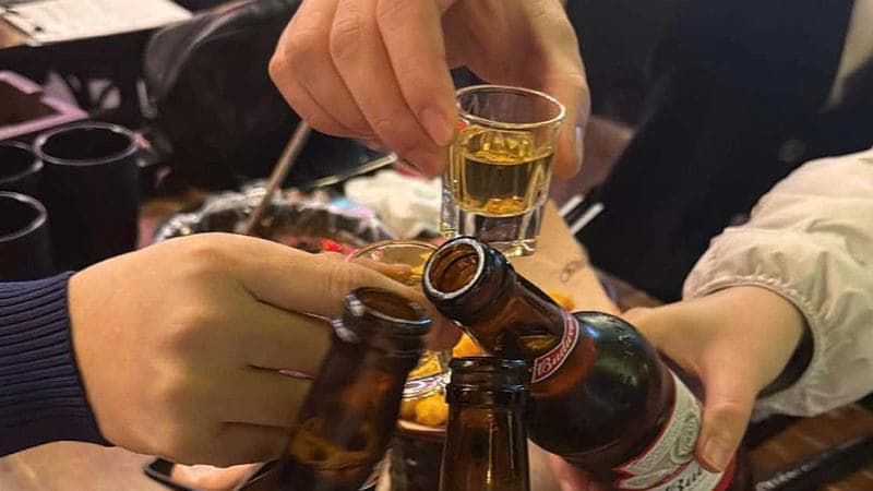 đang uống thuốc kháng sinh có uống bia được không