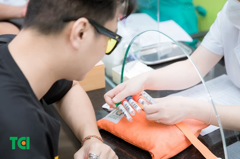 Xét nghiệm máu tổng quát biết được bệnh gì liên quan đến canxi thông qua việc phát hiện tăng hoặc giảm canxi máu, từ đó gợi ý các bệnh lý về xương, thận, tuyến giáp, ung thư hoặc suy dinh dưỡng.