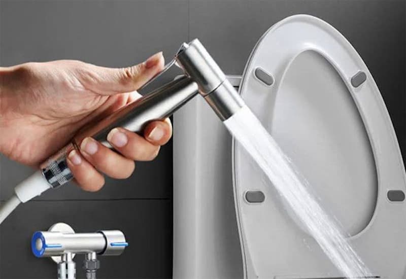 xịt nước vào hậu môn có sao không