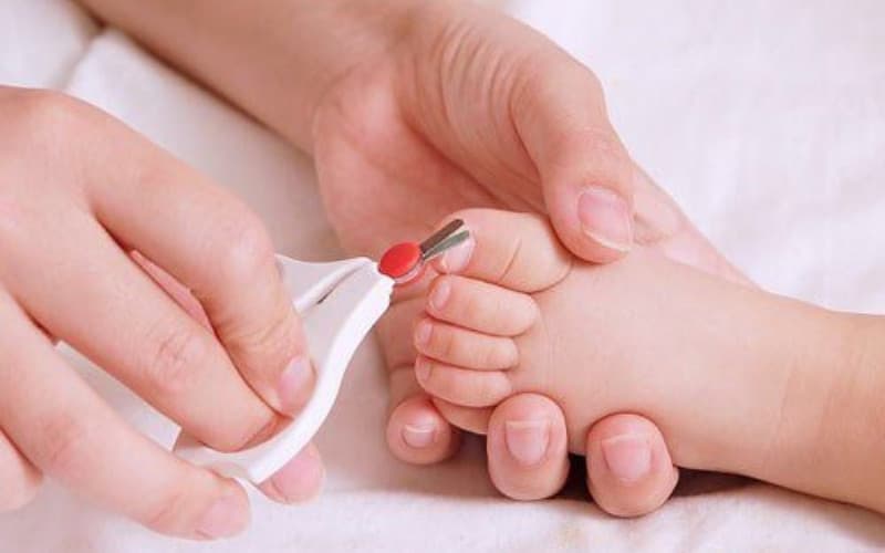 trẻ sơ sinh bị móng chọc thịt