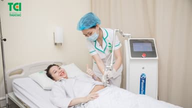 Chiếu tia plasma vào vết khâu tầng sinh môn nhanh lành vết mổ sau sinh