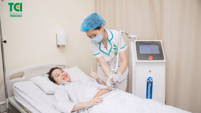 Chiếu tia plasma vào vết khâu tầng sinh môn nhanh lành vết mổ sau sinh