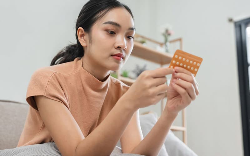 dưới 18 tuổi uống thuốc tránh thai có sao không