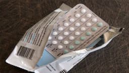 Dưới 18 tuổi uống thuốc tránh thai có sao không?