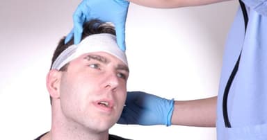 Cách cắt lọc khâu vết thương rách da đầu như thế nào?