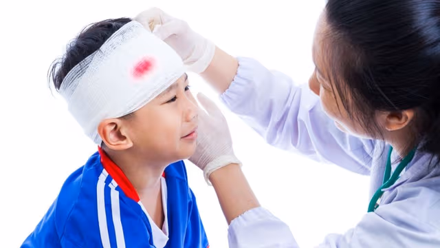 Trẻ bị ngã rách da đầu và hướng dẫn xử trí đúng cách