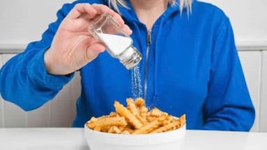 Ăn mặn gây loãng xương không? Vì sao?