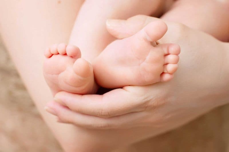 bôi dầu tràm vào lòng bàn chân trẻ sơ sinh