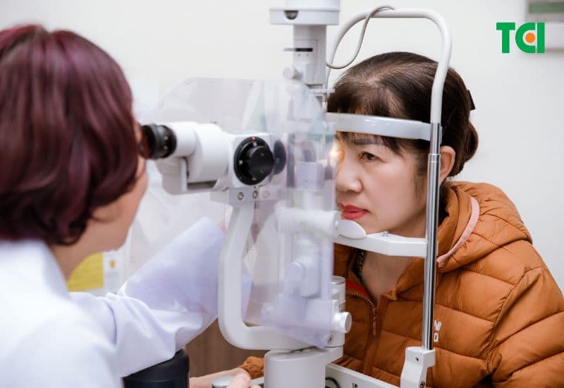 Khám mắt phát hiện sớm bệnh lý đục thủy tinh thể