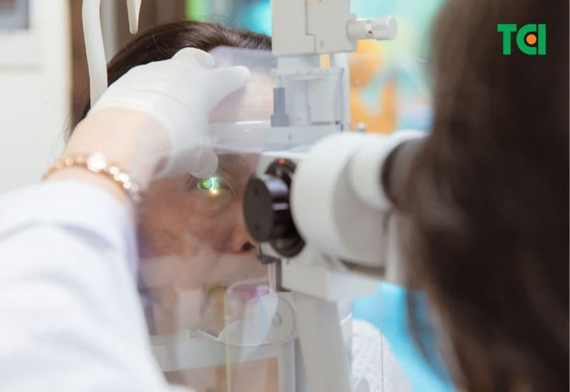 khám mắt đục thủy tinh thể