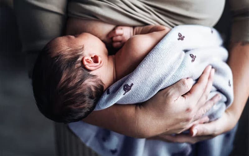 đang cho con bú có bị ung thư vú không