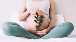 Phụ nữ 45-55 tuổi có thai tự nhiên được không?