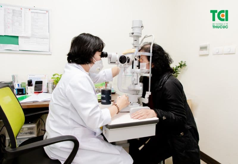 triệu chứng đục thủy tinh thể ở người già