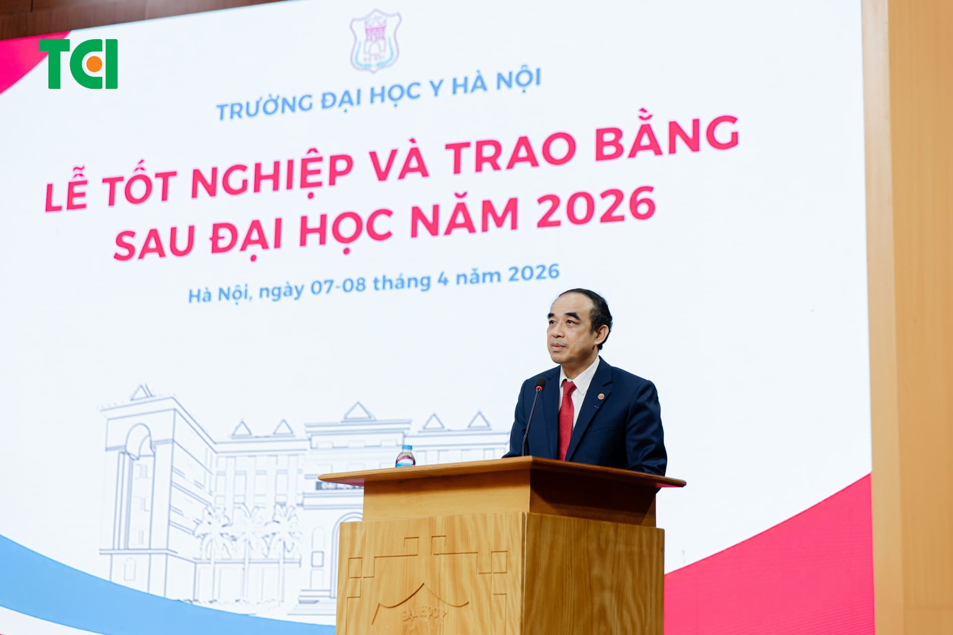 Đồng hành cùng bác sĩ nội trú: Thu Cúc TCI trao 26 suất học bổng “Tiếp sức Blouse trắng”