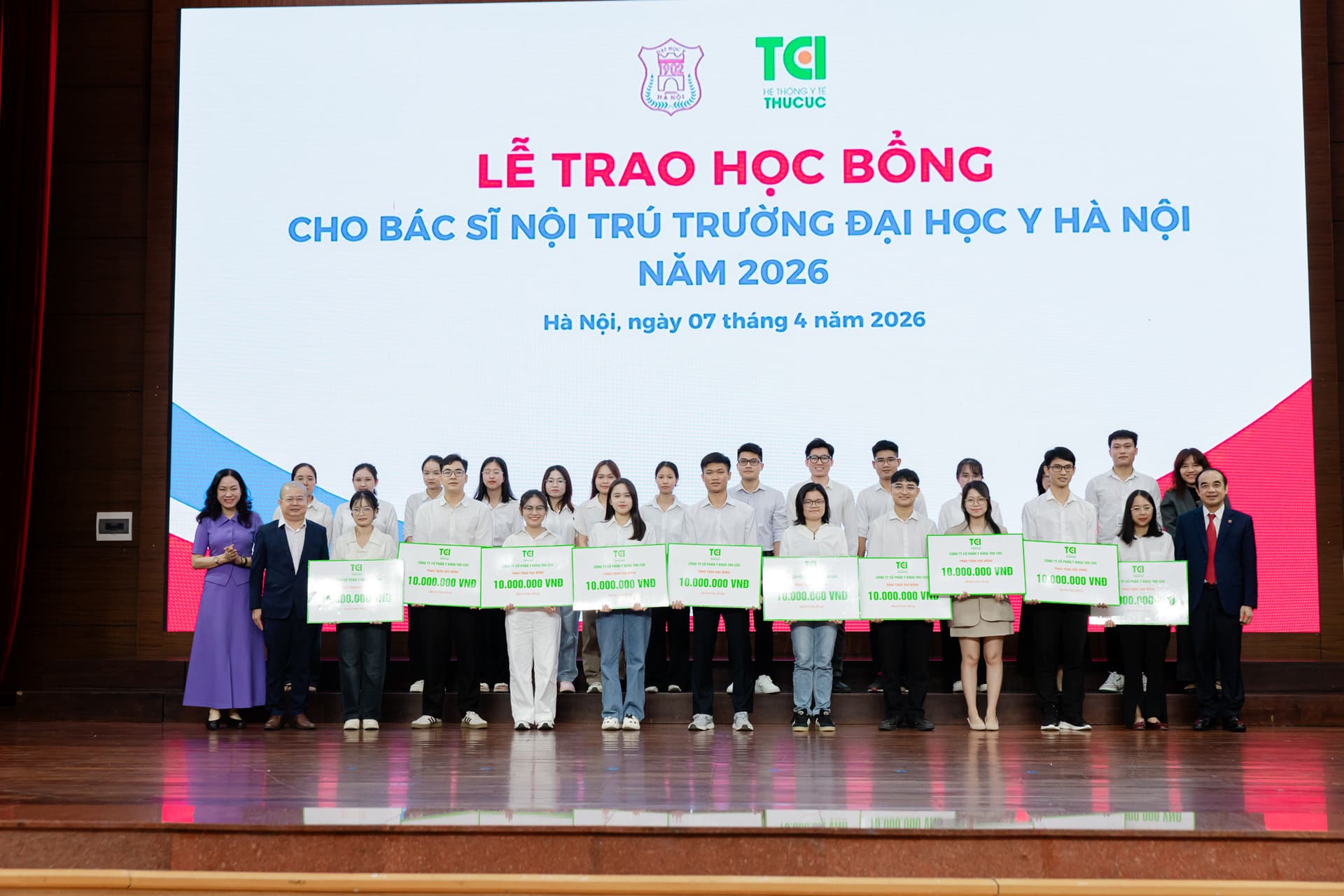 Đồng hành cùng bác sĩ nội trú: Thu Cúc TCI trao 26 suất học bổng “Tiếp sức Blouse trắng”
