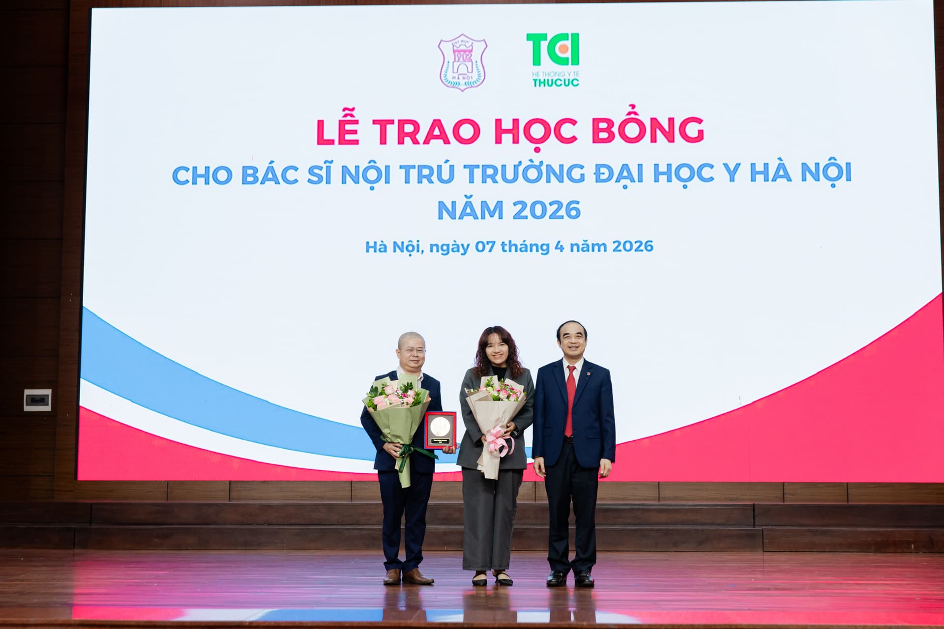 Đồng hành cùng bác sĩ nội trú: Thu Cúc TCI trao 26 suất học bổng “Tiếp sức Blouse trắng”