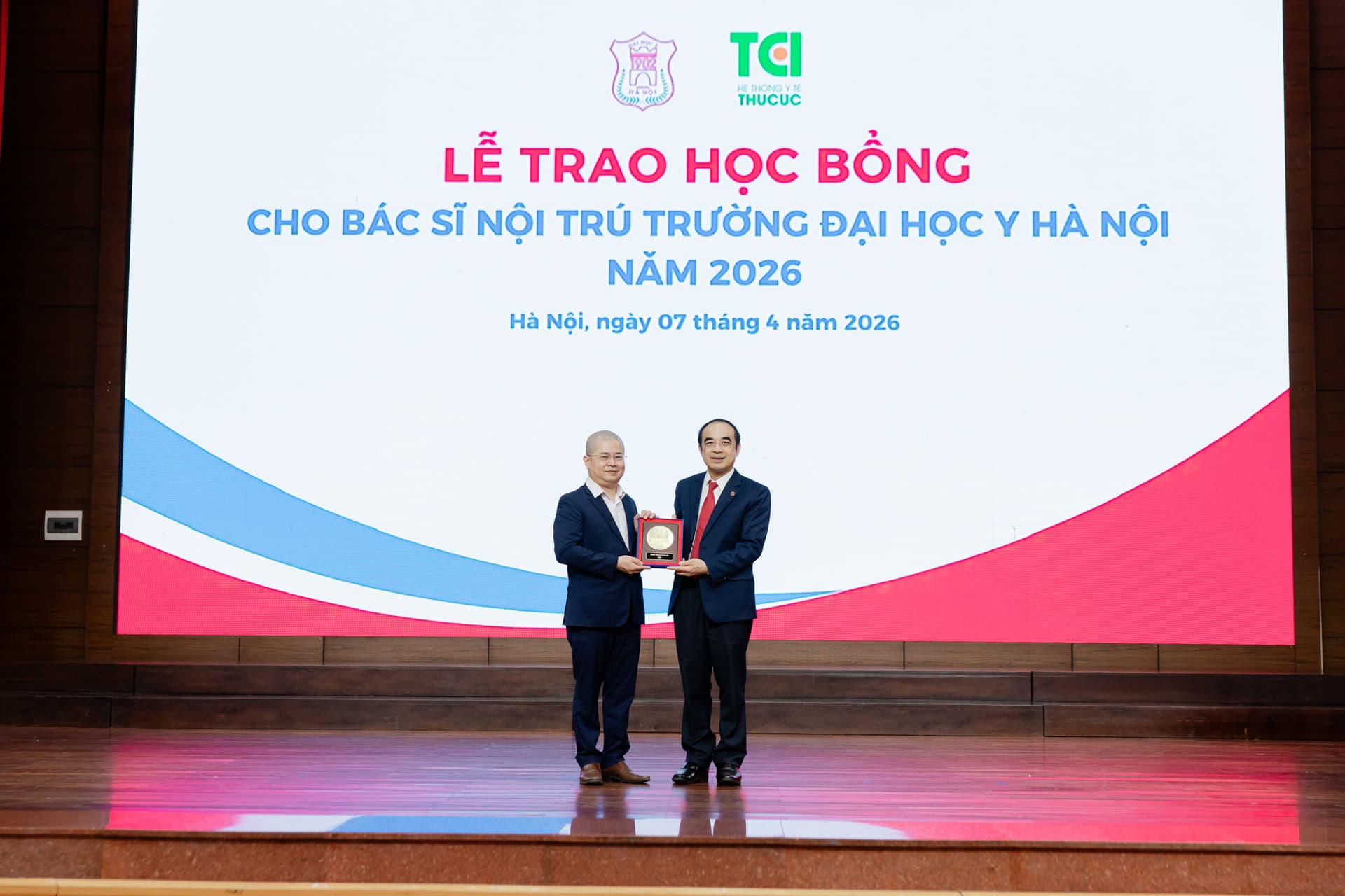 Đồng hành cùng bác sĩ nội trú: Thu Cúc TCI trao 26 suất học bổng “Tiếp sức Blouse trắng”