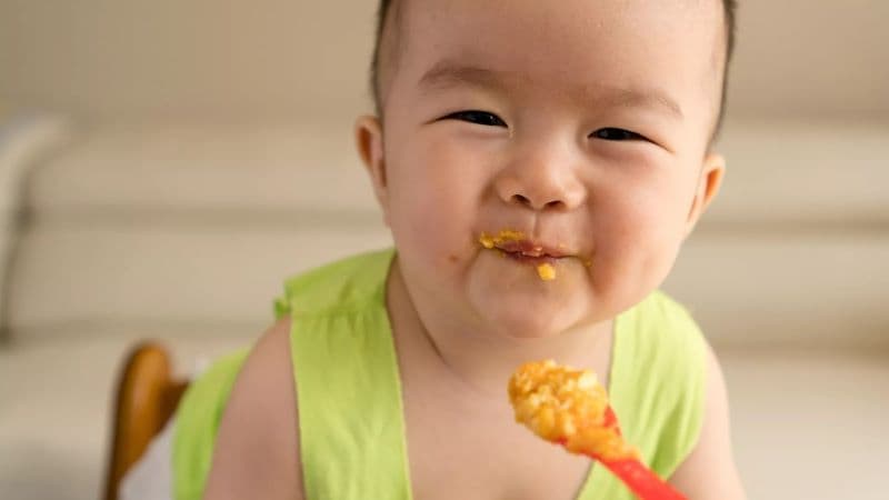 trẻ sốt ăn trứng gà được không