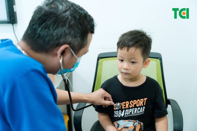 cách hạ sốt cho trẻ đầu nóng chân tay lạnh