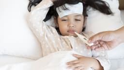 Cách hạ sốt cho trẻ đầu nóng chân tay lạnh an toàn và hiệu quả