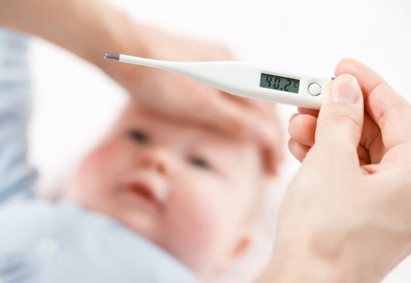 cách hạ sốt cho trẻ sau khi tiêm 6in1
