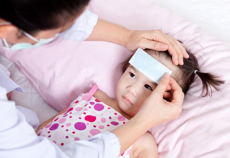 cách hạ sốt cho trẻ sau khi tiêm 6in1