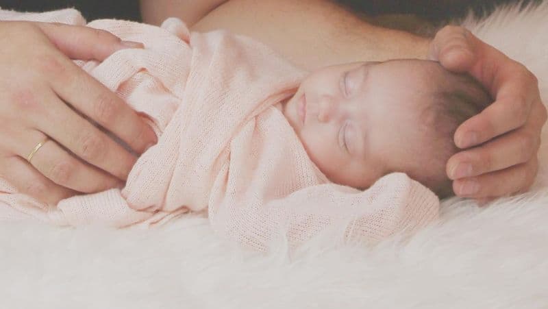 cách nhận biết trẻ sốt khi không có nhiệt kế