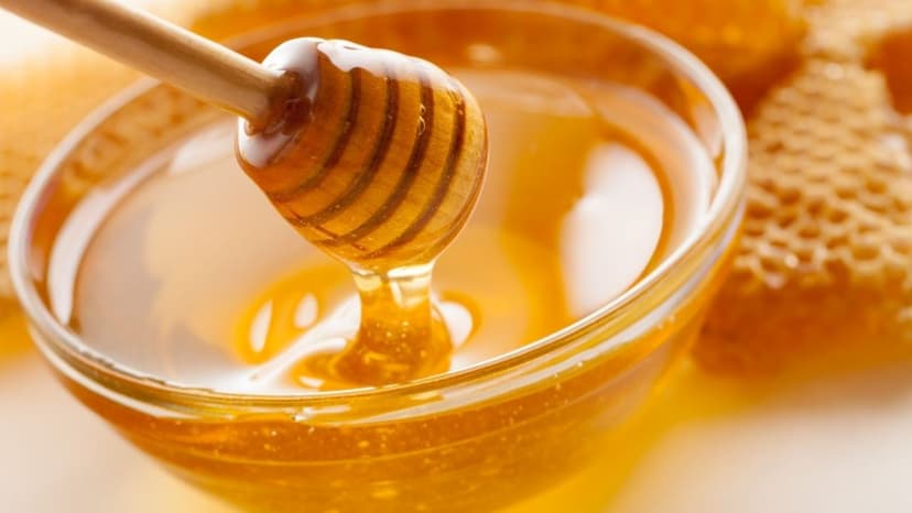 Trẻ bị sốt có được uống mật ong không?