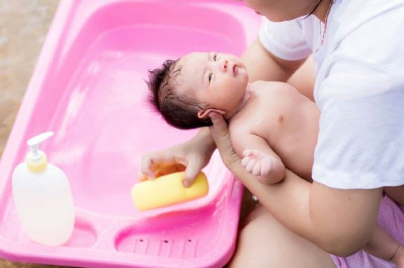 trẻ phát ban sau sốt có được tắm không