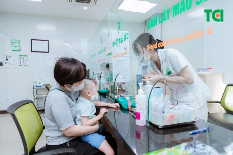 trẻ phát ban sau sốt có được tắm không