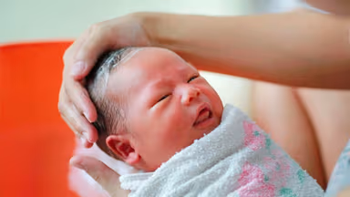 Trẻ phát ban sau sốt có được tắm không và chăm sóc ra sao để phục hồi nhanh