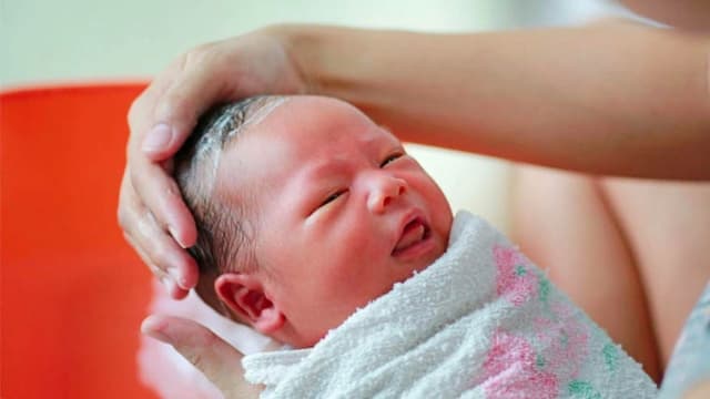 Trẻ phát ban sau sốt có được tắm không và chăm sóc ra sao để phục hồi nhanh