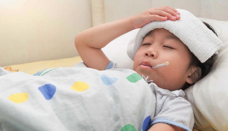 trẻ sốt 40 độ uống thuốc không hạ
