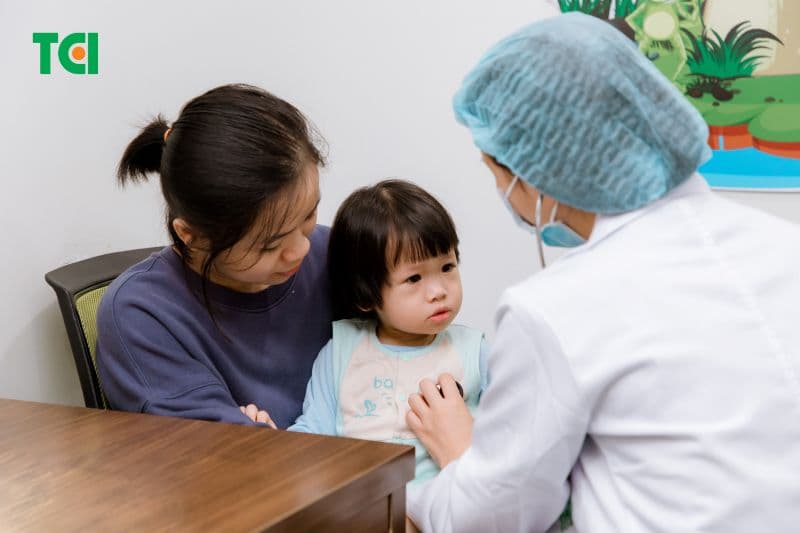 trẻ sốt 40 độ uống thuốc không hạ