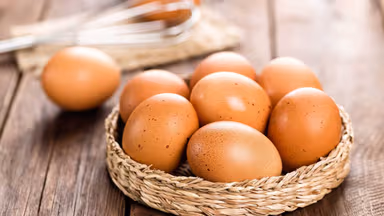 Trẻ sốt ăn trứng gà được không?