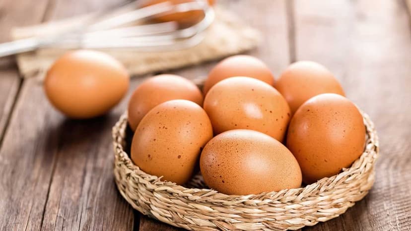 Trẻ sốt ăn trứng gà được không?