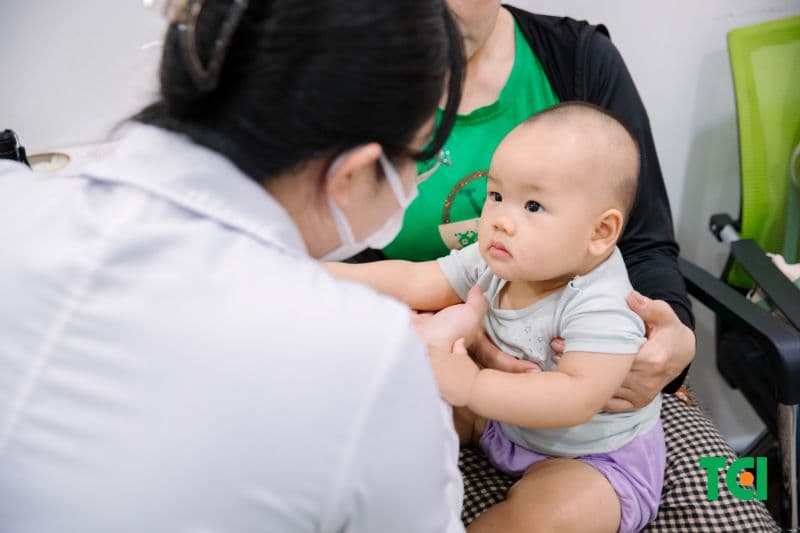 trẻ sốt bao lâu thì nên đi khám