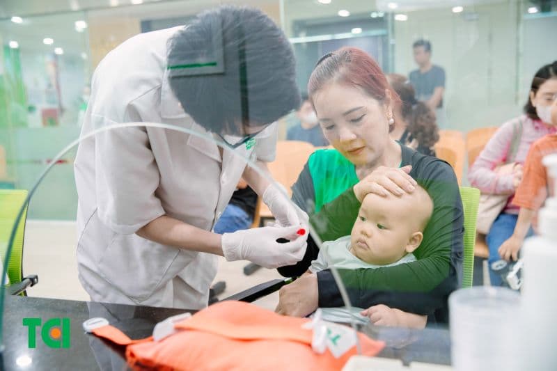 trẻ sốt bao lâu thì nên đi khám