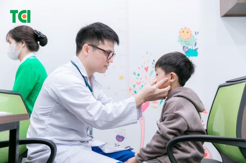 triệu chứng sốt xuất huyết ở trẻ em 7 tuổi