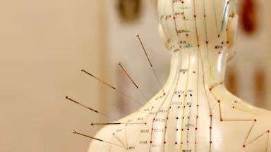Bệnh Parkinson có châm cứu được không, châm cứu hỗ trợ cải thiện gì cho người bệnh?