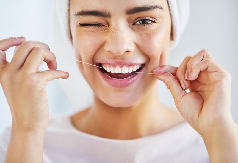 cách vệ sinh cầu răng sứ