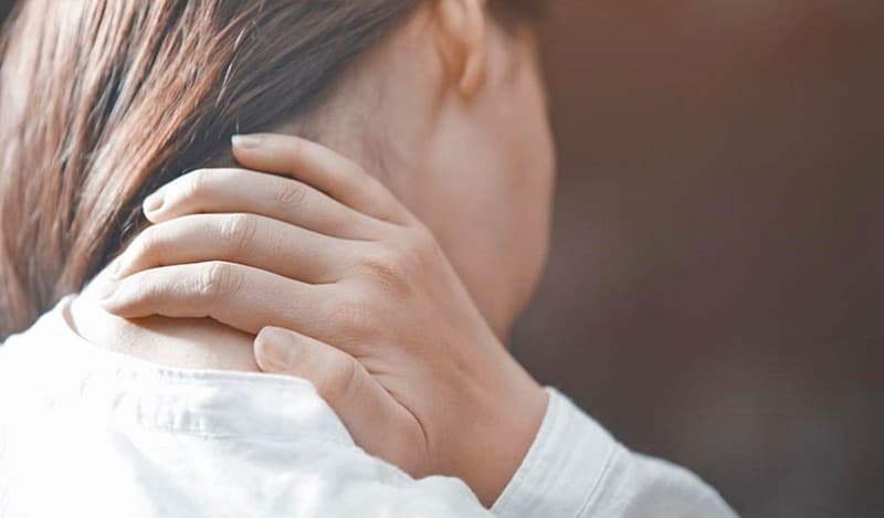 chườm ngải cứu chữa đau vai gáy