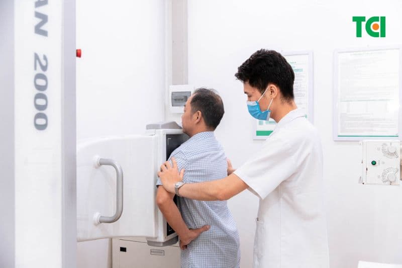 Chụp X-quang ngực thẳng giúp phát hiện nhiều bất thường tim phổi.